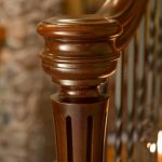 اجرای ایستگاه چوبی پله و هندریل قوس دار