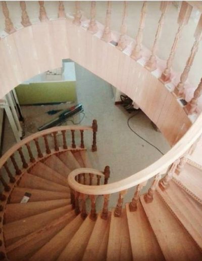اجرای کف پله و هندریل ( دسته نرده پله ) با چوب