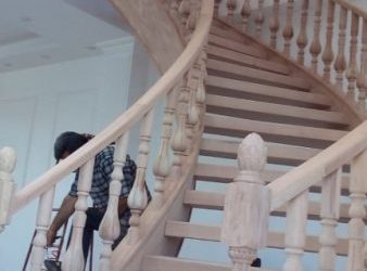 اجرای نرده و دسته نرده چوبی پله: راهنمای گام به گام