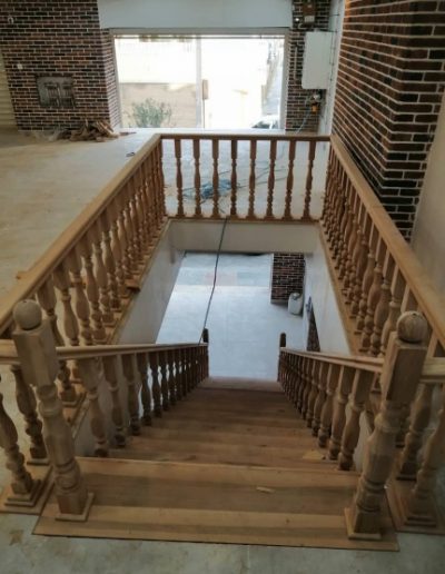 اجرای نرده و کف پله چوبی