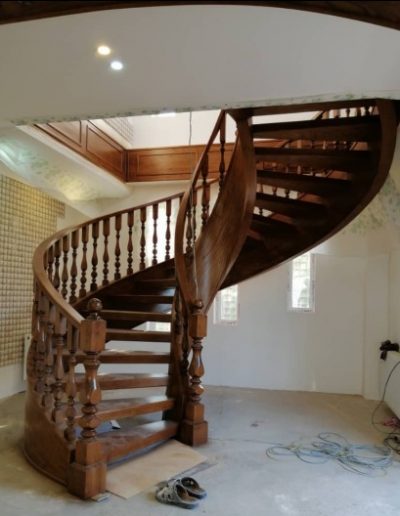 نمونه کار پله چوبی دوبلکس ، اجرای کف پله و نرده چوبی