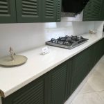 کابینت آشپزخانه با درب CNC کرکره‌ای و رنگ پلی اورتان؛ فن و هنر طراح و سازنده