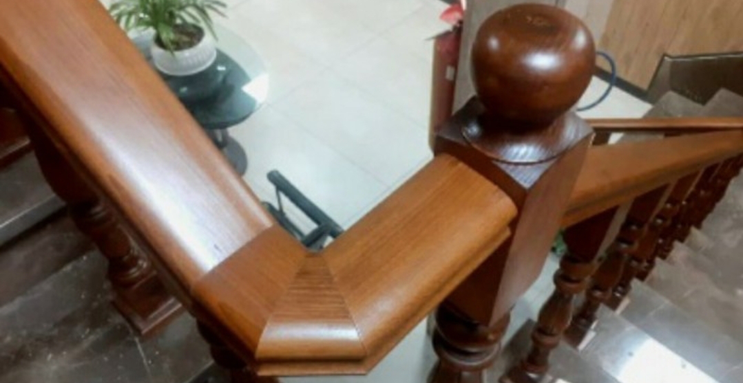 نمونه کار اجرای نرده چوبی و دسته نرده روی پله سنگی تهران کارخانه آرد آریا