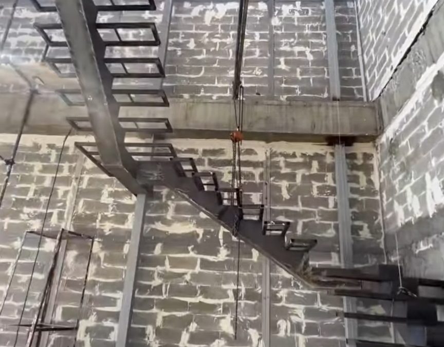 سازنده تخصصی و راهنمای انتخاب و اجرای پله‌های فلزی مدرن: از طراحی تا نصب بدون نقص