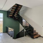 راهنمای جامع طراحی، اجرا و قیمت‌گذاری نرده‌های شیشه‌ای با پایه‌های فلزی و آلومینیومی، نرده مدرن پله های فلزی با شیشه های لمینت شده و مقاوم