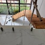 راهنمای جامع طراحی، اجرا و قیمتگذاری نردههای شیشهای با پایههای فلزی و آلومینیومی