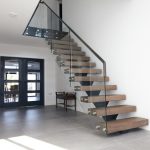 پله محور وسط و هندریل روی نرده شیشه ای