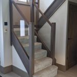 اجرای نرده چوبی پله با چوب بلوط، سبک مدرن و رنگ طوسی