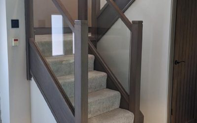 اجرای نرده چوب بلوط مدرن رنگ طوسی + عکس و ساخت سفارشی؛ سازنده نرده چوبی