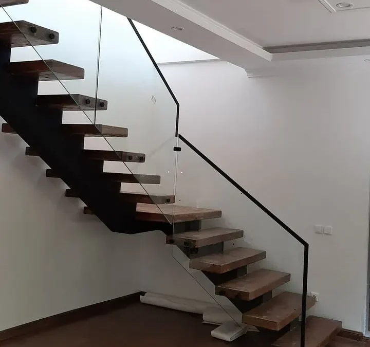 این مدل با ترکیب چوب طبیعی و نردههای فرفورژه، حس کلاسیک و اشرافی را به فضا میبخشد. طراحی منحنی آن، جلوهای هنری و لوکس ایجاد میکند.