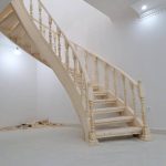 نمونه کار پله چوبی قوس دار