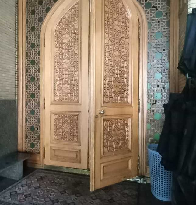 درب گرهچینی سبک اسلامی؛ هنر چوب سنتی در گروه مهندسی فن و هنر