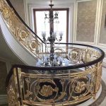 پله‌های لوکس برنجی با نرده چوب سخت، ساخته شده با دقت CNC و پوشش طلا با فناوری PVD. مناسب برای ویلاها و دکوراسیون داخلی لوکس دو طبقه. طراحی و نصب شده توسط گروه مهندسی فن و هنر.