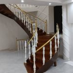 نرده استیل و چوب با دست‌انداز مدرن استیل؛ ترکیب شیک، مقاوم و مقرون‌به‌صرفه برای پله‌های لوکس