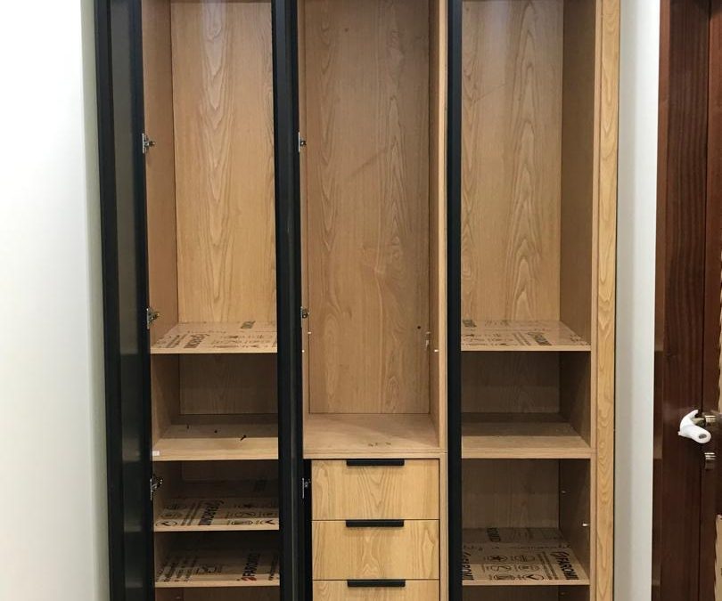 اجرای کابینت و کمد دیواری ام‌دی‌اف روکش بلوط | قیمت، مزایا و مقایسه روکش‌ها