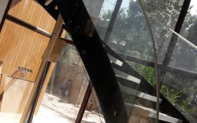 نرده پله شیشه‌ای لمینت و شیشه‌های قوس‌دار | طراحی و اجرای تخصصی خمکاری شیشه