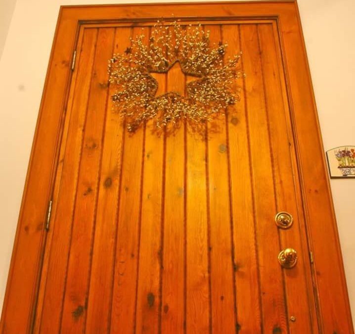 تعمیر درب تمام چوب ورودی | خدمات نجاری، رنگ‌کاری و تعویض قفل