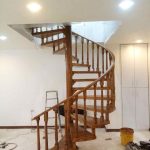 پله چوبی دوبلکس با نرده قوس