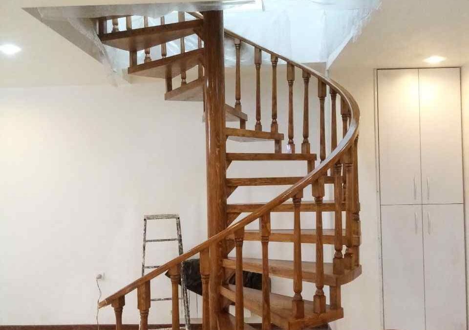 پله چوبی دوبلکس با نرده قوس