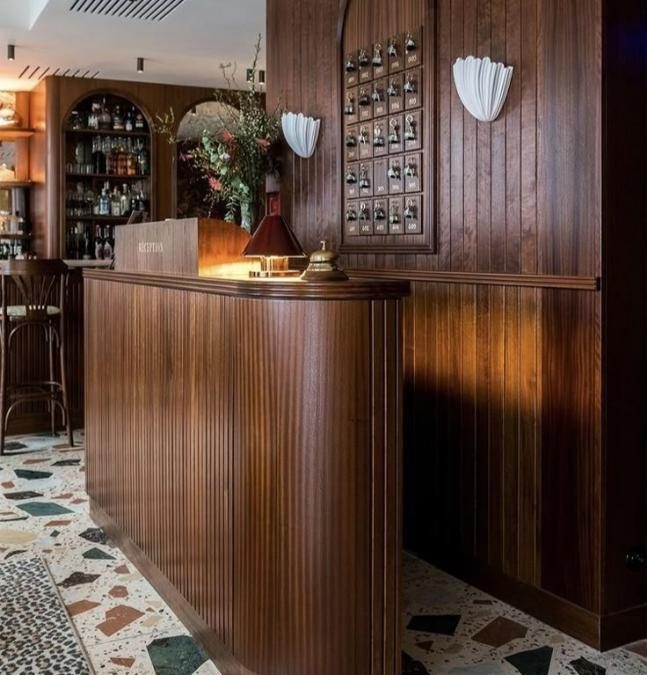 ساخت دکوراسیون لوکس با چوب زیتون؛ مقایسه با چوب گردو در زیبایی و دوام