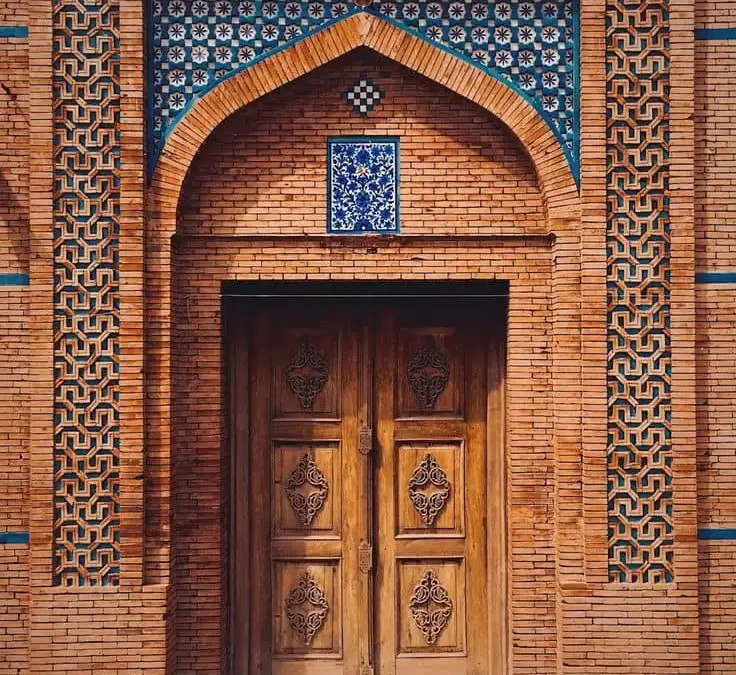 سبک منبت روی درب سنتی