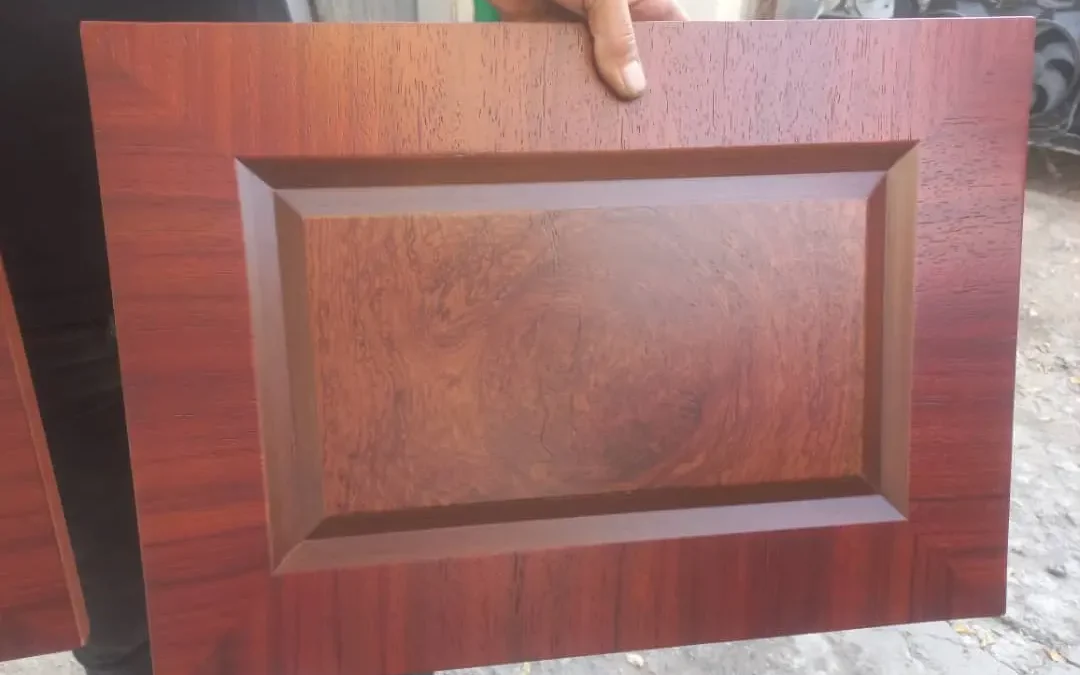 طراحی و ساخت کابینت دو رنگ سبز و نارنجی