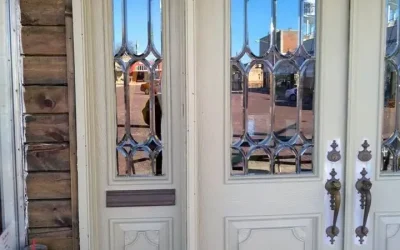 درب چوبی شیشه خور سبک کلاسیک: تلفیقی از زیبایی و کاربرد