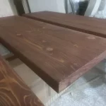 رنگ‌کاری حرفه‌ای کف پله چوب کاج روسی در پروژه میگون | اجرای لوکس با ماندگاری بالا