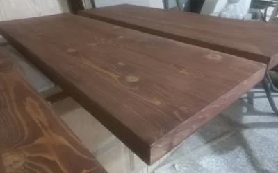 رنگ‌کاری حرفه‌ای کف پله چوب کاج روسی در پروژه میگون | اجرای لوکس با ماندگاری بالا