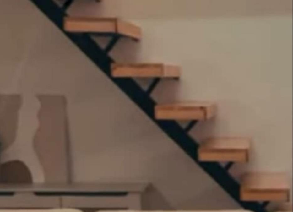 کاور چوبی پله محور وسط؛ تلفیق زیبایی، استحکام و دقت در جزئیات