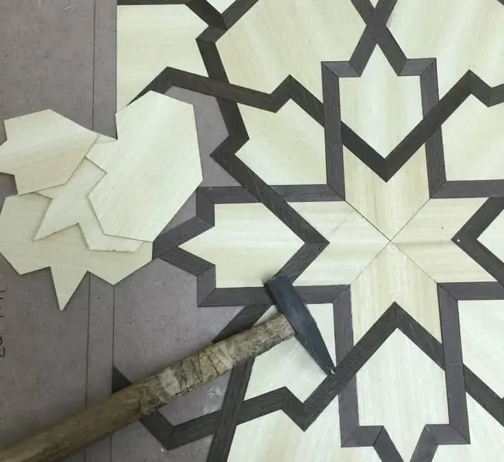 نرده چوبی مدرن هندسی؛ وقتی پله‌ها اثر هنری می‌شوند