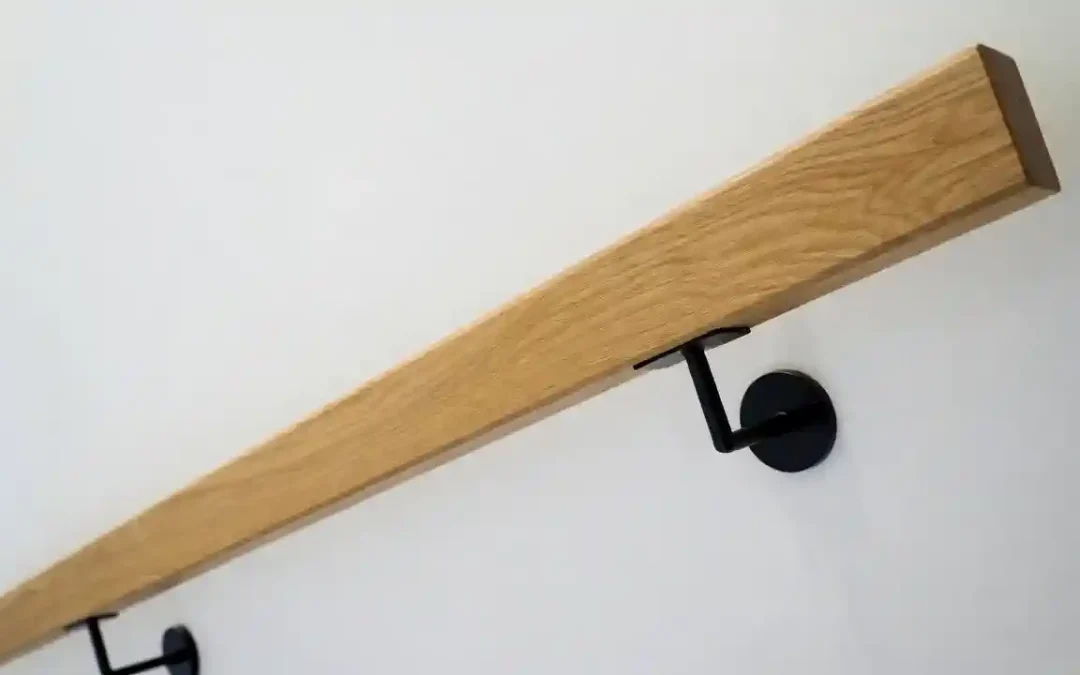 هندریل چوبی پله و دیواری با طراحی سفارشی، ساخته‌شده از چوب طبیعی و اجرای دقیق در صنایع چوب فن و هنر