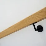 هندریل چوبی پله و دیواری با طراحی سفارشی، ساخته‌شده از چوب طبیعی و اجرای دقیق در صنایع چوب فن و هنر