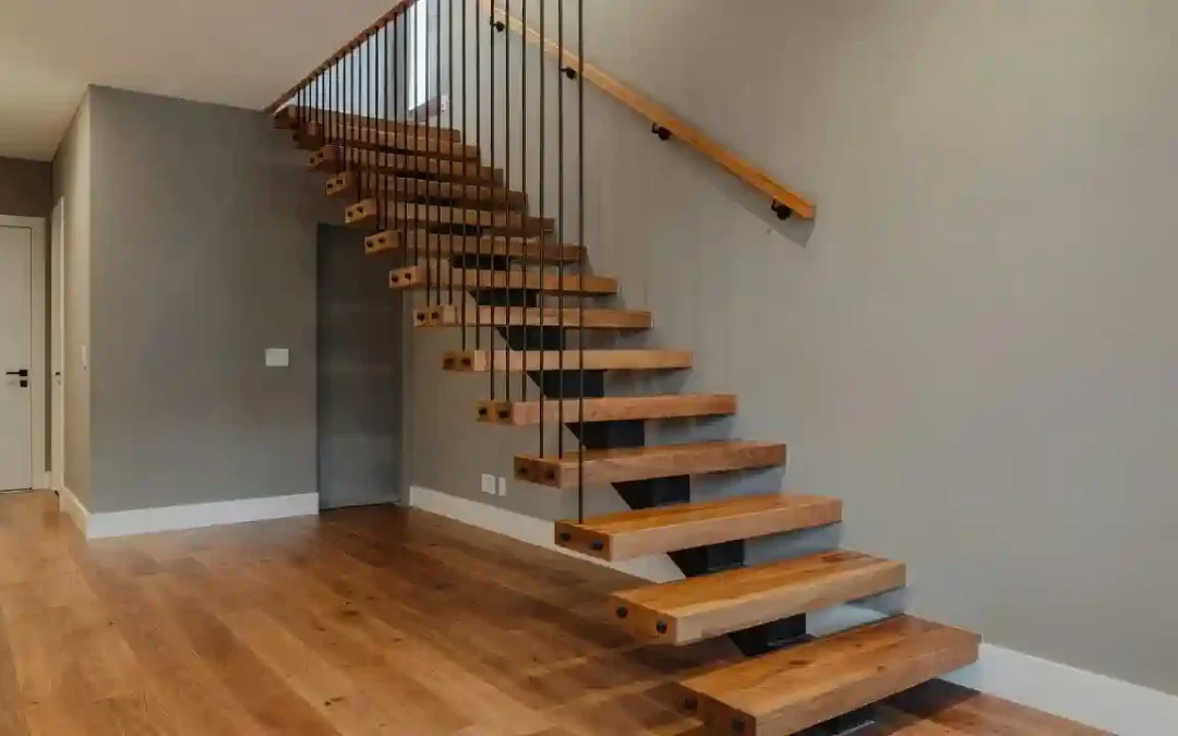 اجرای پله چوبی معلق | طراحی اصولی و اجرای سفارشی در پروژه‌های داخلی