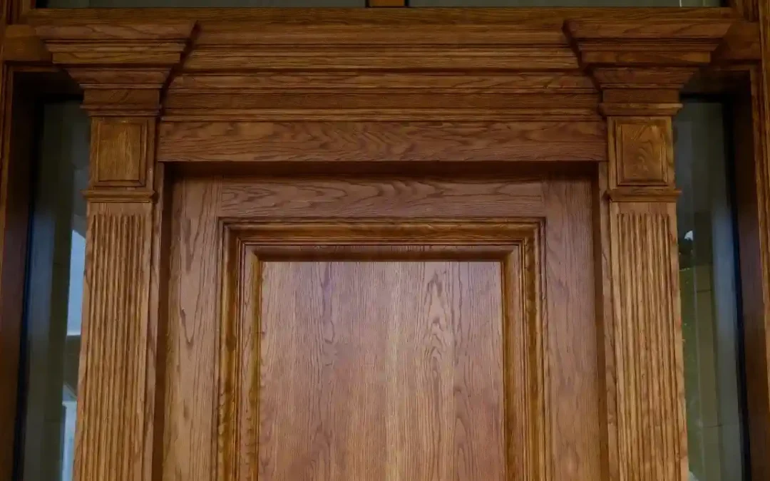 درب تمام چوب کلاسیک ساخته‌شده به‌صورت سفارشی در کارگاه ما با طراحی کلاسیک و متریال استاندارد