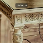 میز غذاخوری 10 نفره چوبی لاکچری با منبتکاری دستساز ظریف بر روی پایههای مجلل، در یک سالن پذیرایی مدرن-کلاسیک