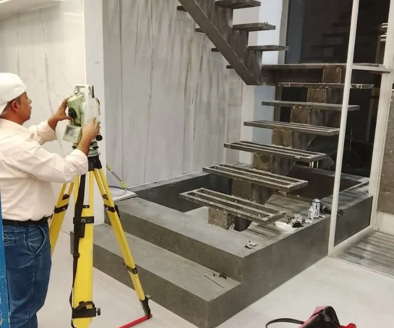 پله سرامیک طوسی با نرده شیشه‌ای مدرن - خیابان بنی‌هاشم تهران