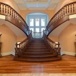 ساخت و اجرای حرفه‌ای پله‌های دو طرفه با سه بازو و پاگرد وسط