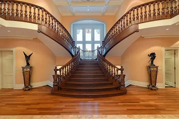 ساخت و اجرای حرفه‌ای پله‌های دو طرفه با سه بازو و پاگرد وسط