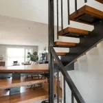 پله شیبدار چوبی کمجا با طراحی مینیمال و هوشمند و نورپردازی مخفی LED برای بهینهسازی فضای کلبه چوبی