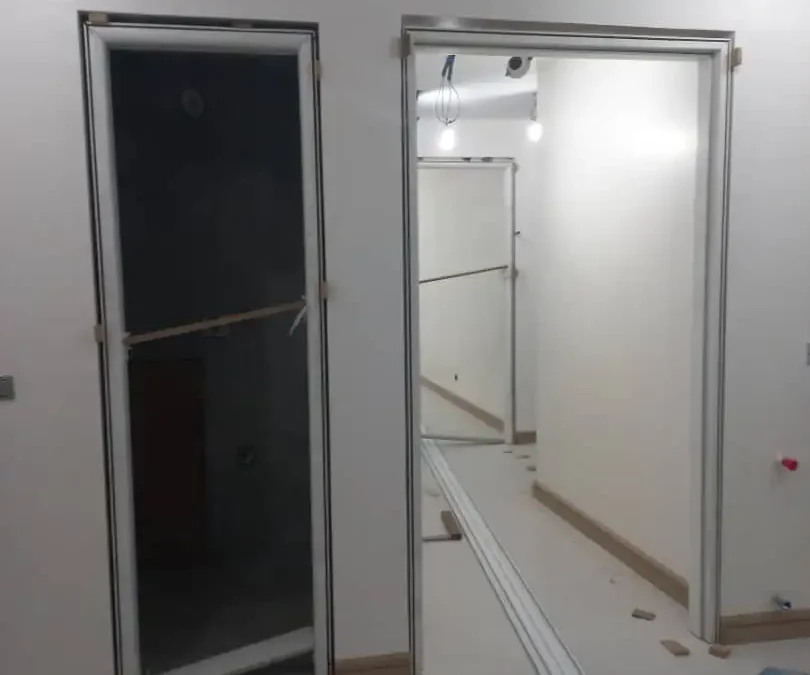 نصب چهارچوب درب با ریسمان‌کشی و فوم