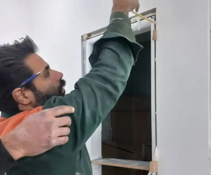 نصب چهارچوب درب با ریسمان‌کشی و فوم