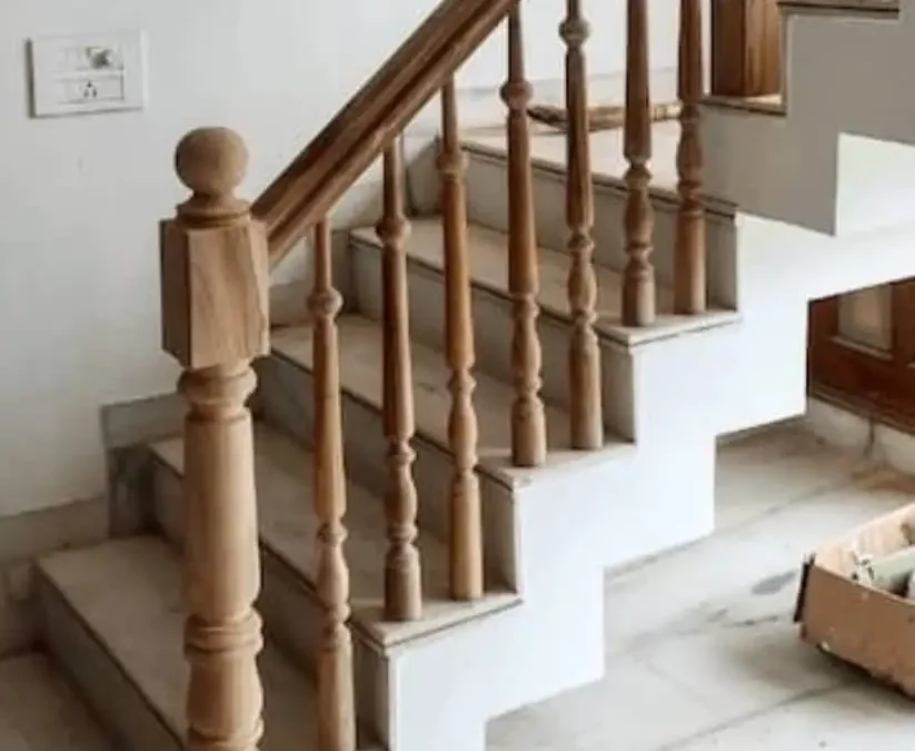 طراحی و اجرای نرده چوبی پله با چوب بلوط (Oak Stair Railing) + استانداردهای فنی فن و هنر