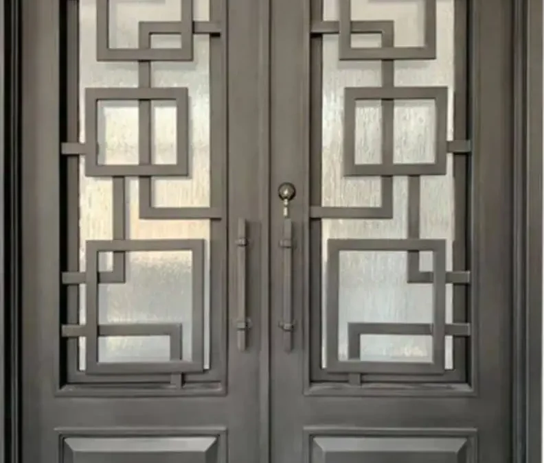 7 استاندارد مهندسی در ساخت درب‌های لابی چوب و فلز؛ کلبه‌های A-frame لوکس | فن و هنر