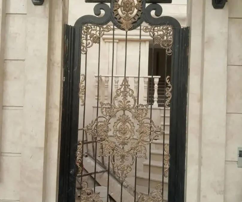 ۵ مزیت مهندسی درب‌های پیوت (لولا پاشنه‌ای) لوکس | طراحی مدرن ۲۰۲۶ فن و هنر