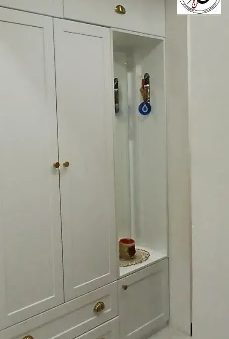 جالباسی نئوکلاسیک ورودی با کلاف و قاب چوبی | قیمت روز و نصب حرفه‌ای